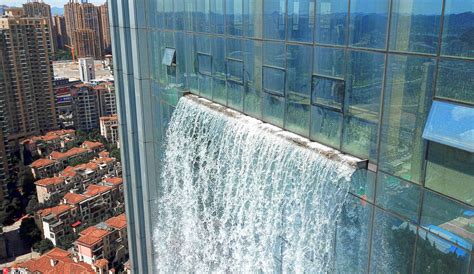 人造瀑布从百米高楼流下 电费一小时花800元