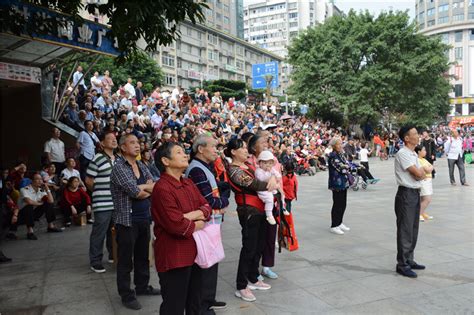 达城充满欢乐祥和，驻足观看阅兵仪式直播成为街头风景 - 达州日报网