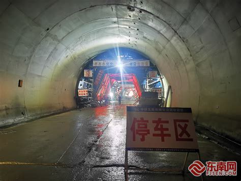 郑万高铁宜兴联络线长岗岭隧道开挖