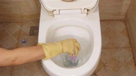妇女打扫堵塞的厕所破损的溢出马桶高清图片下载-正版图片506599151-摄图网