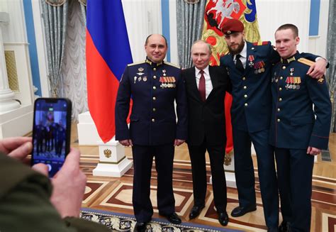 俄罗斯总统普京出席国家奖颁奖仪式