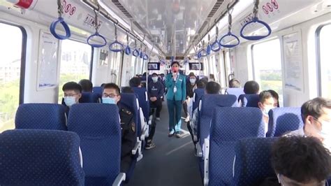 二十大精神丨杭海城际铁路“共富青年号”上的宣讲员