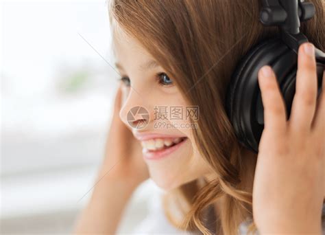 家里带着耳机的笑笑小女孩微笑技术立体声童年音乐孩子打碟机幼儿园收音机娱乐高清图片下载-正版图片322205838-摄图网