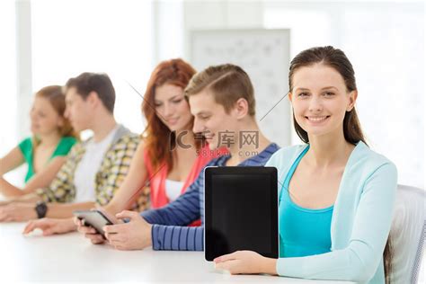 带着平板电脑在学校微笑的学生高清摄影大图-千库网