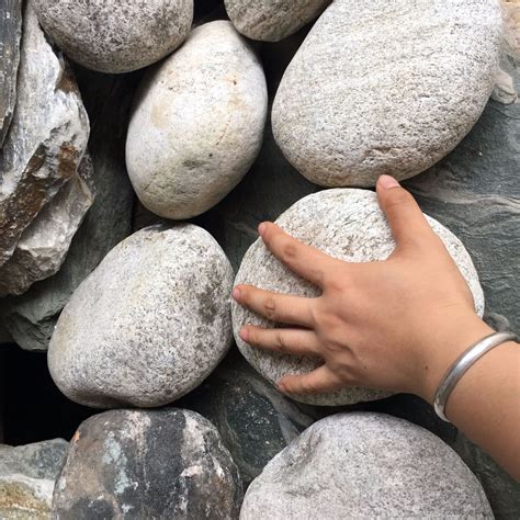 大鹅卵石手掌大鹅蛋型圆滑石头图片园林小品布景多用途鹅卵石-阿里巴巴