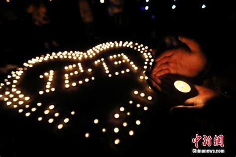 南京大学生烛光祭奠遇难同胞寄哀思（组图）-千龙网·中国首都网