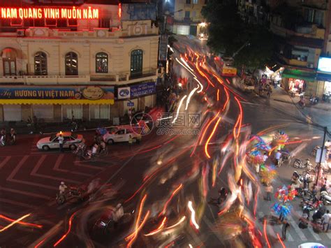 越南街头舞狮，越南人也喜欢中国传统艺术，众多路人驻足观看拍照_凤凰网视频_凤凰网