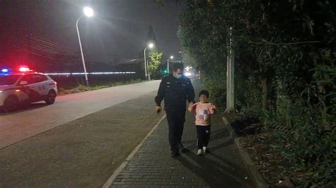 女童独自外出民警公路步行陪同：已走3公里，路人跟护被当坏人_腾讯视频