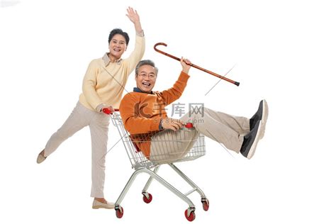 快乐老人推着坐在购物车里的老伴高清摄影大图-千库网