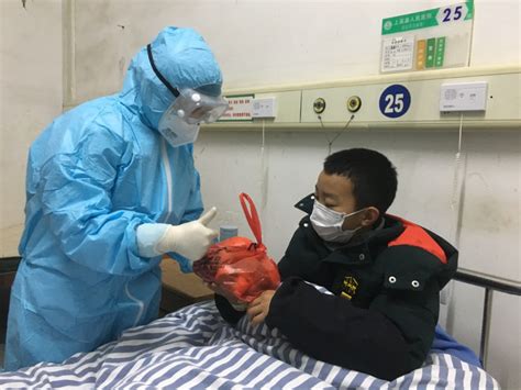 江西宜春：新冠肺炎小患者有了“临时妈妈”