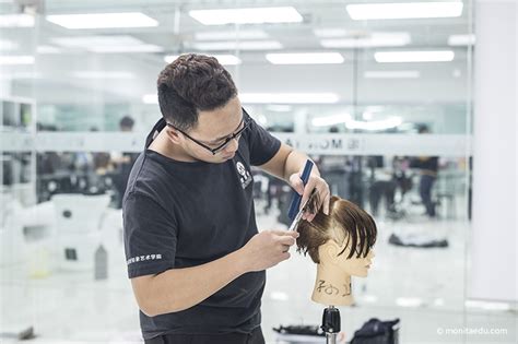 美发师概念假发和夹高清图片下载-正版图片507469919-摄图网