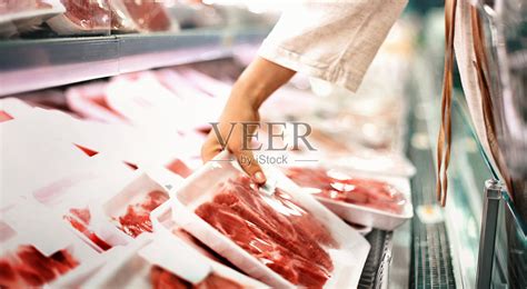 在超市买肉。照片摄影图片_ID:149544204-Veer图库