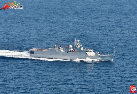 国产056型轻型护卫舰在海上进行高速航行测试 军事前沿 烟台新闻网 胶东在线 国家批准的重点新闻网站