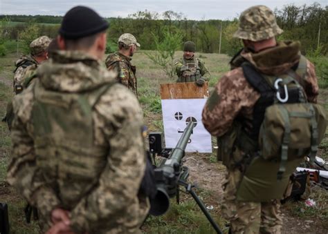 乌克兰领土防卫部队参加军事训练