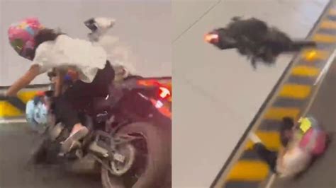 摩托车隧道内超车，女骑手被撞瞬间腾空车辆碎片横飞，警方回应_凤凰网视频_凤凰网