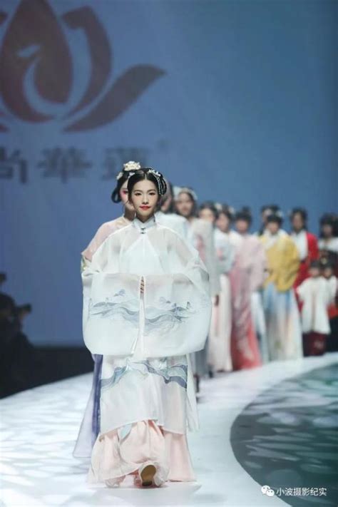 蓝林网 - 汉族的传统服装“汉服”在中国年轻人掀起热潮