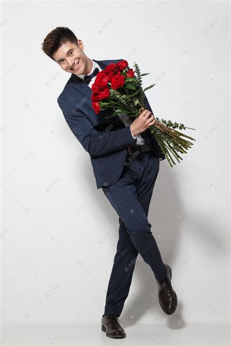青年男人拿着玫瑰花高清摄影大图-千库网