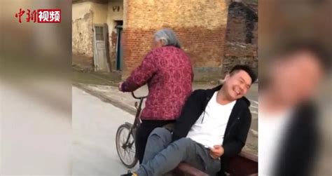 92岁奶奶骑三轮车带30岁孙子兜风 网友：最幸福的炫富！