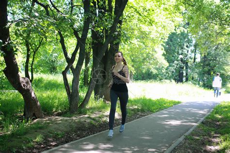 在户外公园跑步的女子运动高清图片下载-正版图片506236599-摄图网