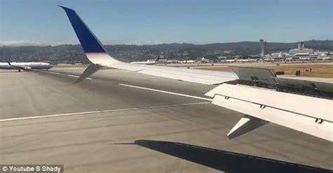 罕见！旧金山机场两架飞机同步降落如飞行表演_博览_环球网