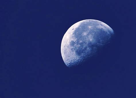 天上的月亮和云图片-天上的月亮和云素材-高清图片-摄影照片-寻图免费打包下载