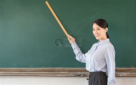 黑板前讲课的女老师图片素材-正版创意图片500667594-摄图网