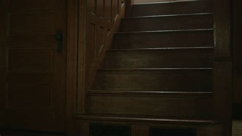 黑暗，空旷，恐怖，室内拍摄，以突袭，令人毛骨悚然的橡木楼梯和护壁板在一个老房子。相机的洋娃娃。视频素材_ID:VCG42473209958 ...