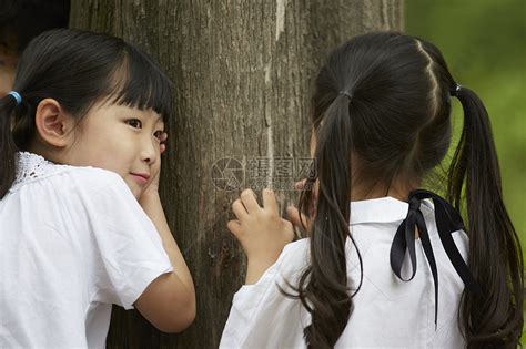树后捉迷藏的小女孩高清图片下载-正版图片502097126-摄图网