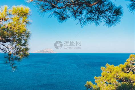 土耳其阳光明媚的日子里的地中海景夏日风景与大海和树木蓝色的海和山风景与天空高清图片下载-正版图片506288683-摄图网