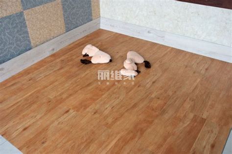 最详细的石塑地板安装施工工艺_过家家装修网