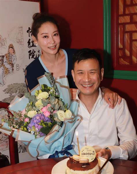 TVB女艺人杨卓娜和家人开心露营 一边吃零食一边跟音乐节奏打牌|杨卓娜|零食|艺人_新浪新闻