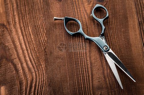 理发师工作专用剪刀剪子黑色发型工具盒子宏观理发美容师金属造型师高清图片下载-正版图片320344543-摄图网