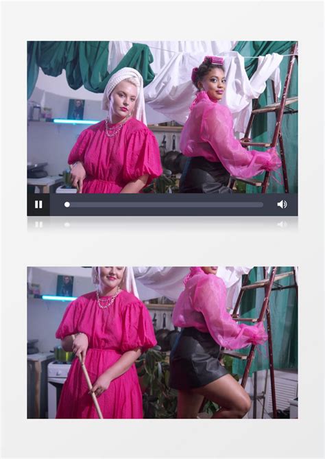 两个女模特对着镜头凹造型拍摄时尚大片实拍视频素材模板下载_时尚_图客巴巴