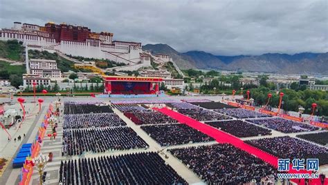 西藏各族群众热烈庆祝百万农奴解放纪念日(组图)--时政--人民网
