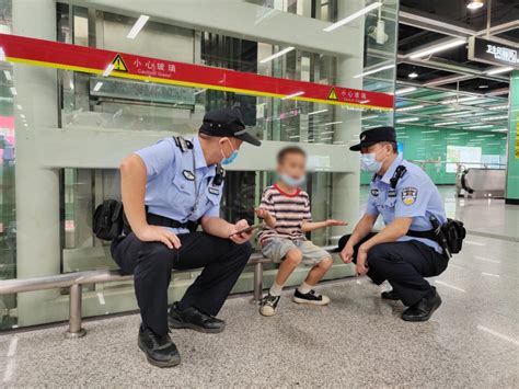 儿童地铁站内独自徘徊，民警紧急为其寻找家人