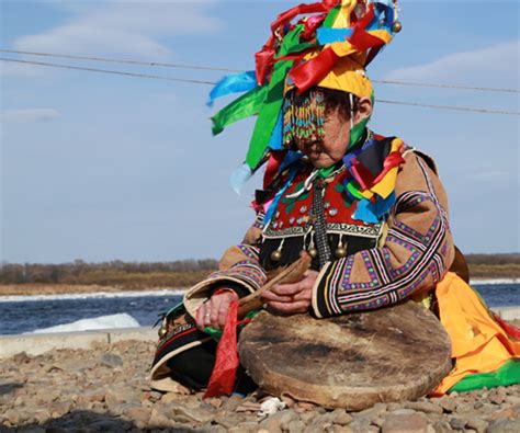 蒙古族萨满教“萨满法师”装束，Ken Hermann 拍摄于中国内蒙|萨满教|萨满|装束_新浪新闻