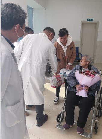 友好医院跪地手术的网红医生回访百岁老人-扬州友好医院