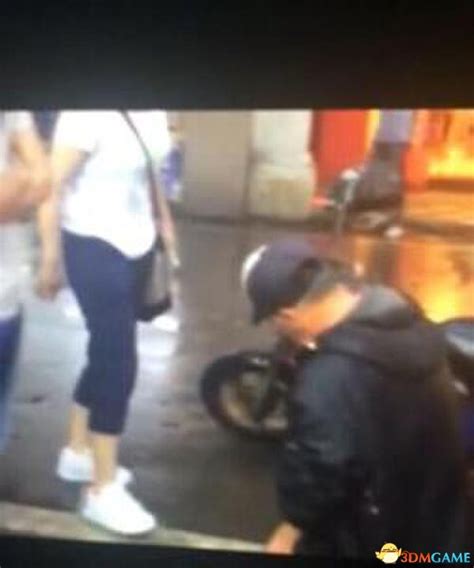 老人骑摩托车撞坏女子苹果手机 雨天下跪被扇耳光_3DM单机