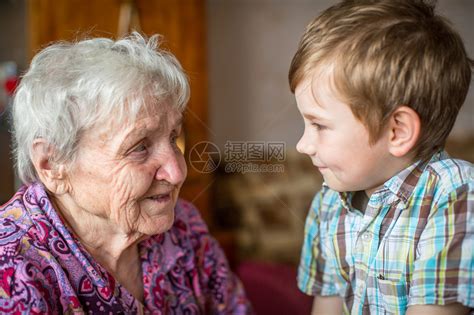 奶奶和小孙子高清图片下载-正版图片502526024-摄图网