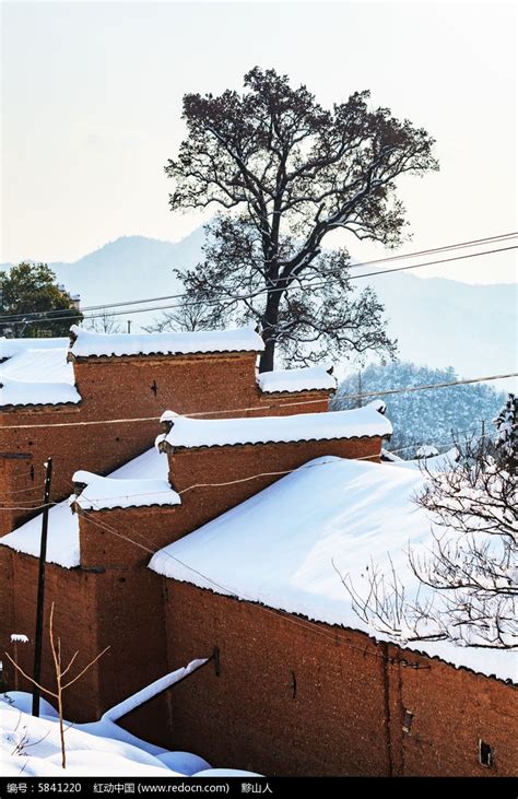 金龙山村落的红土房屋顶积着厚厚的冬雪高清图片下载_红动中国