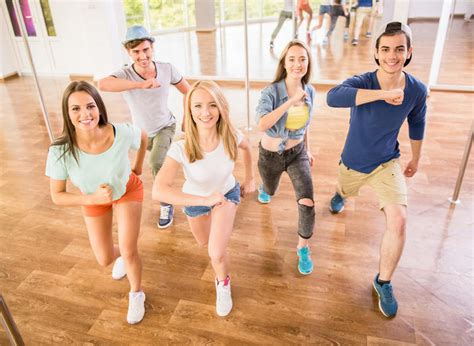 年轻跳舞的人在健身房中锻炼快乐新鲜能量与舞者锻炼图片下载 - 觅知网
