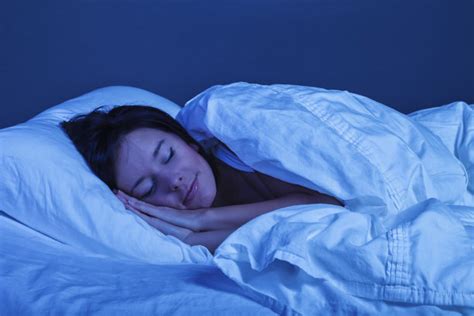 小女孩躺在床上睡觉高清图片下载-正版图片501556247-摄图网