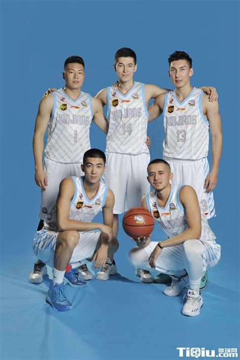 新疆男篮新赛季写真照片 信心满满展望新赛季_体球网