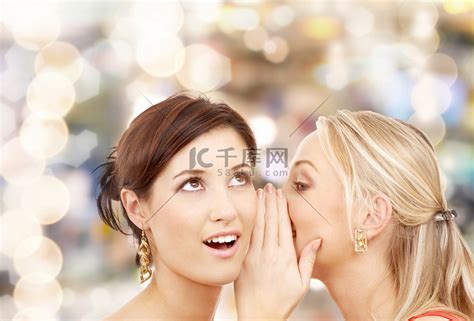 两个微笑的女人窃窃私语高清摄影大图-千库网