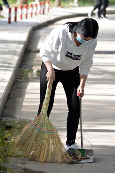 地球与环境学院开展迎“国庆”校园卫生大扫除活动-地球与环境学院