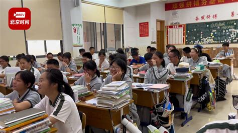 初三最后一次英语听力测试老师放《纪念》：想给学生留下不一样的回忆_北京时间