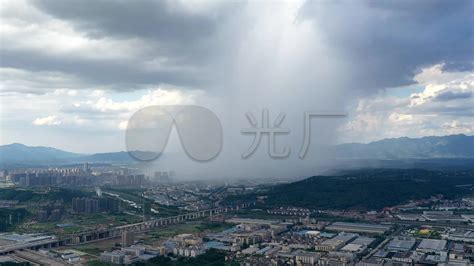 现场直击！航拍暴雨中的北京门头沟区：永定河洪水漫溢 峡谷雾气重重