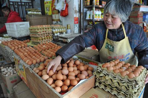 南京知名的小吃“活珠子”，与毛鸡蛋有何不同？为何专家不建议吃