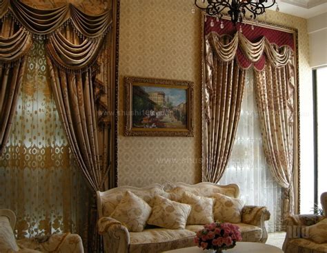 3、卧室的窗帘都比较传统，都是选择遮光效果要好，窗帘的色彩要考虑与整体室内风格的相互应呼。通过窗帘让卧室看起来安静又美好。