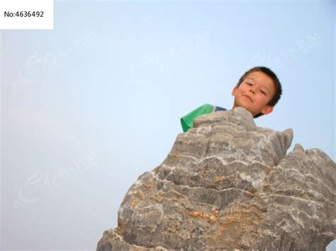 爬在石头上的孩子高清图片下载_红动中国